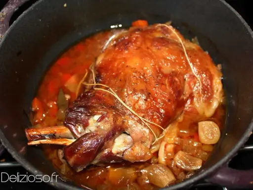 Gigot ou épaule d'agneau de 7 heures, doré et mijotant dans sa sauce avec des oignons et des carottes. Un délice !