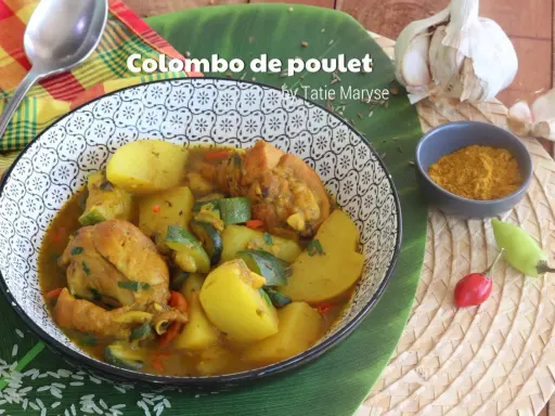 Un plat de colombo de poulet savoureux, avec des pommes de terre, des courgettes et des épices, prêt à être dégusté.