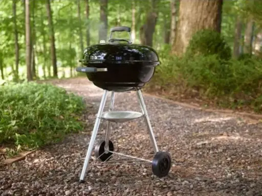 Barbecue Weber noir, prêt pour un repas en plein air. L'origine des bons moments.