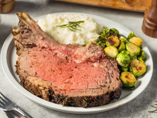 Un généreux morceau de bœuf barbecue, tendre et juteux, servi avec une purée crémeuse et des choux de Bruxelles rôtis. Un délice !