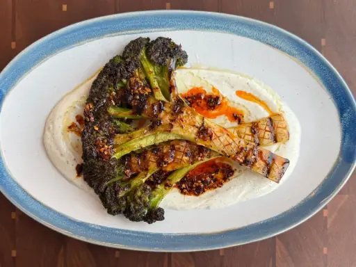 Brocolis grillés, nappés d'une sauce crémeuse et d'une touche épicée. Une recette brocolis qui éveille les papilles.