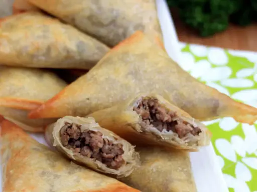 Pile de samoussas au bœuf dorés et croustillants, un délice à savourer.