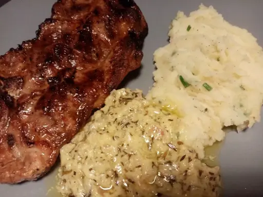 Steak grillé servi avec purée de pommes de terre et une onctueuse sauce à l'estragon pour viande.