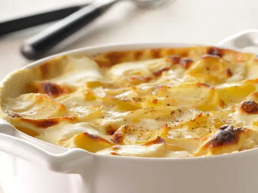 Un gratin dauphinois crémeux, parfait accompagnement rôti de boeuf festif. Des pommes de terre dorées et fondantes dans une sauce onctueuse.