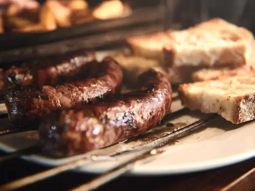 Figatelli grillés au four, accompagnés de pain grillé. Un délice simple et savoureux.