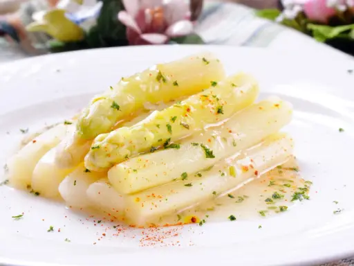 Asperges blanches tendres nappées d'une sauce légère, parsemées d'herbes et d'une touche de paprika. Un délice de mousseline asperge.