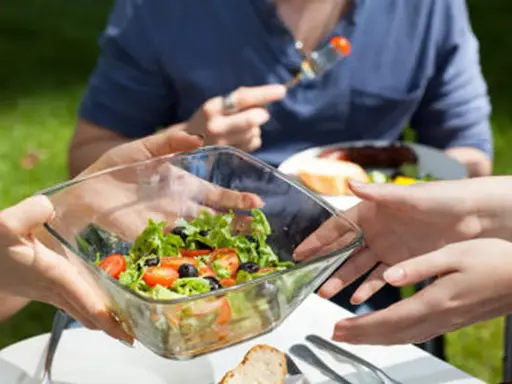 Salade fraîche, un accompagnement barbecue parfait, servie dans un plat en verre.