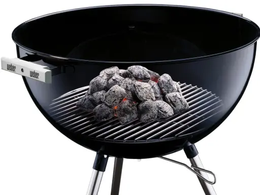 Grille foyère barbecue Weber avec charbon ardent. Elle sert à cuire vos aliments à la perfection.