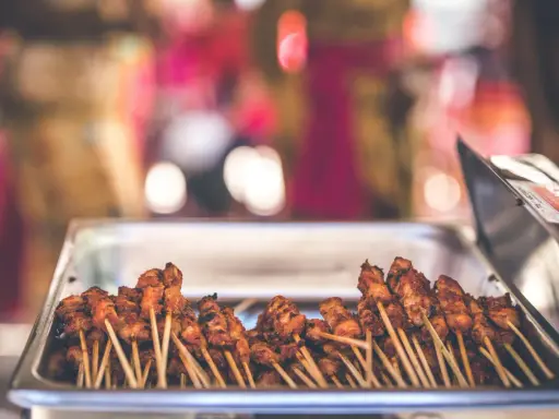 Brochettes de poulet grillé, parfaites pour un barbecue pour 20 personnes.