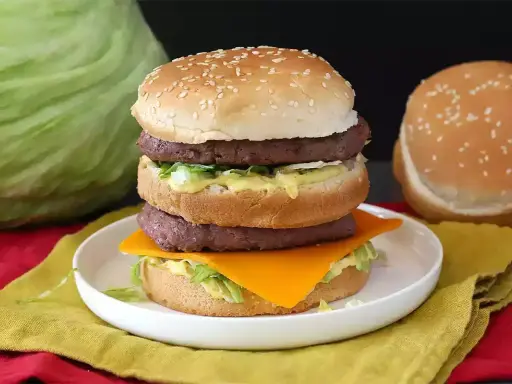 Un Big Mac maison avec sa fameuse sauce Big Mac, deux steaks, salade, fromage et pain aux sésames.