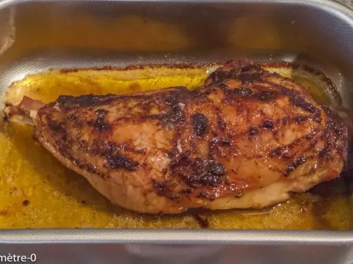 Cuisse de dinde dorée et juteuse, prête pour le barbecue. Le temps de cuisson est parfait pour cette pièce savoureuse.