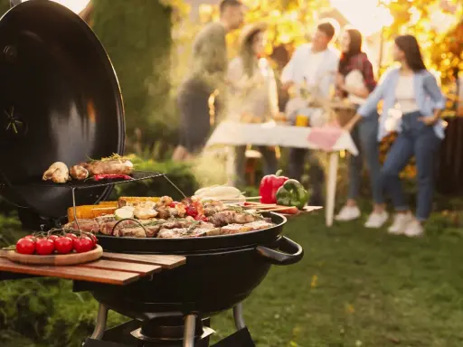 Un barbecue ouvert crépite, cuisant viandes et légumes sous un soleil doré. Des amis discutent joyeusement en arrière-plan, profitant d'un moment convivial.