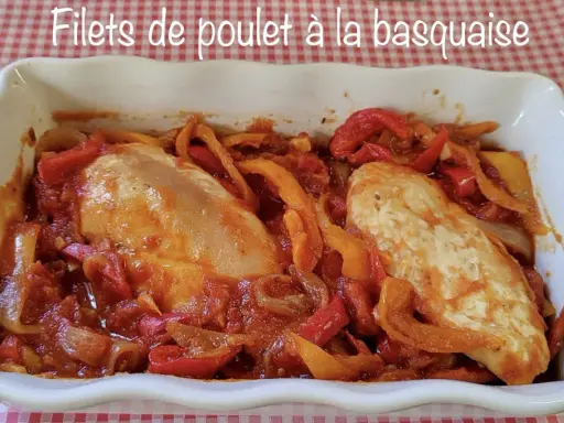 Filets de poulet à la basquaise, un plat savoureux préparé au Cookeo, avec des poivrons et une sauce tomate onctueuse.
