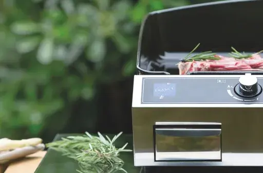 Viande et légumes prêts à cuire sur une plancha gaz. L'allumer plancha gaz est simple, pour un repas en extérieur.