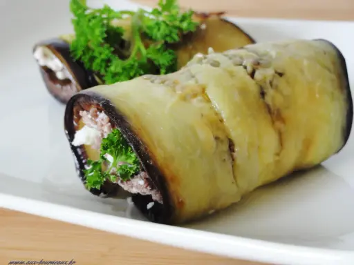 Rouleaux d'aubergine farcie au fromage et aux herbes, garniture appétissante.
