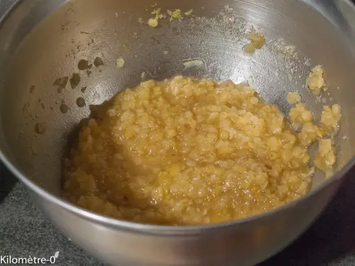 Un bol en métal contient une purée de lentilles corail, prête à être cuisinée.
