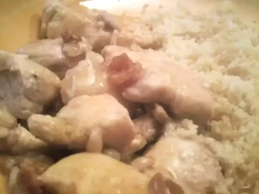 Morceaux de poulet tendres baignant dans une sauce onctueuse, accompagnés de semoule. Un délice de sauce pour viande blanche.