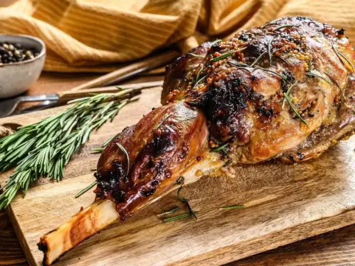 Gigot d'agneau rôti, prêt à être dégusté. Une recette parfaite pour un repas savoureux, avec des herbes et des épices.