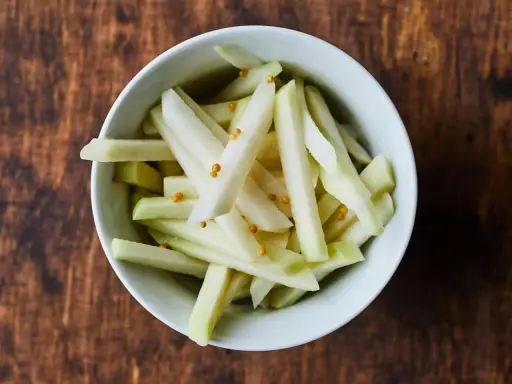 Bâtonnets de chou-rave prêts pour une recette croquante et savoureuse.