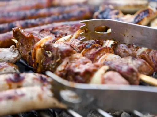 Brochettes de merlu au barbecue, savoureuses et grillées à la perfection, prêtes à être dégustées.