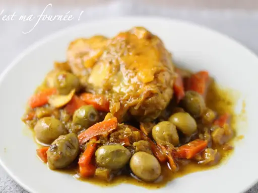 Un plat de poulet aux olives, carottes et citron confit, mijoté dans une sauce dorée. Un délice fait maison.