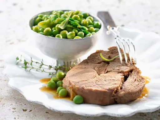 Un tendre morceau d'agneau, prêt à être dégusté, accompagné de petits pois frais. Une idée pour une recette agneau cocotte minute Seb.