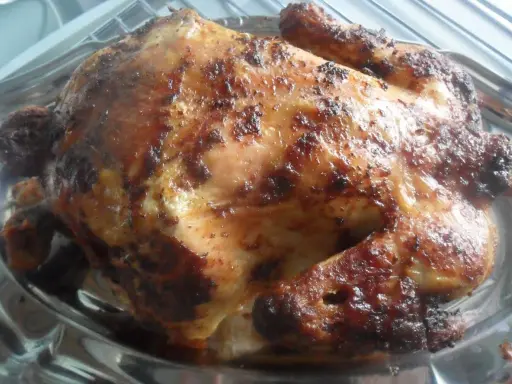 Un appétissant poulet rôti farci, doré et croustillant, prêt à être dégusté.