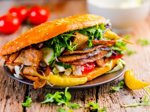 Un généreux kebab garni de viande, légumes frais et le meilleur combo sauce kebab. Un délice !