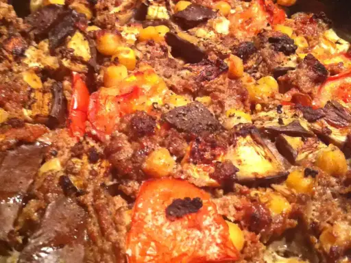 Un plat généreux de moussaka rapide, avec des aubergines grillées, des tomates juteuses et une garniture savoureuse.