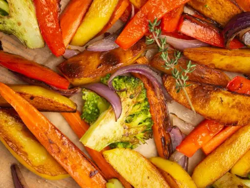 Délicieuse recette tomate courgette, poivron au four. Légumes rôtis colorés et savoureux, parfaits pour un repas sain.