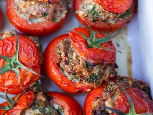 Tomates farcies au four, un plat savoureux. Quel accompagnement avec des tomates farcies ? Une salade fraîche ou du riz basmati.