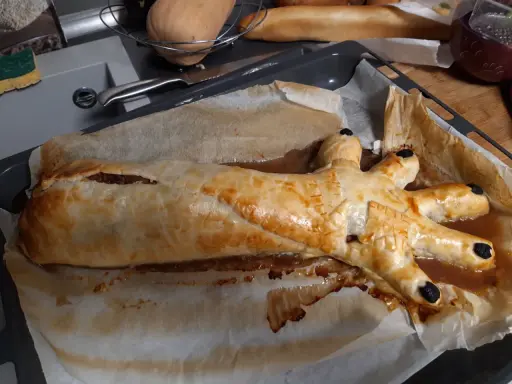 Un plat d'Halloween effrayant : une main de viande en croûte dorée, prête à saisir les gourmands.