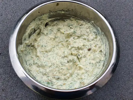 Sauce tartare crémeuse et généreuse, pleine d'herbes fraîches et de morceaux croquants, prête à accompagner vos plats.