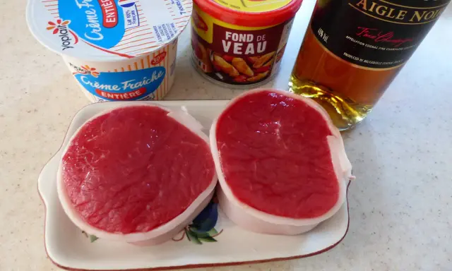 Tournedos de bœuf prêts à être cuisinés. Quelle sauce pour accompagner un tournedos de boeuf ? Crème fraîche, fond de veau et cognac sont là pour vous aider.