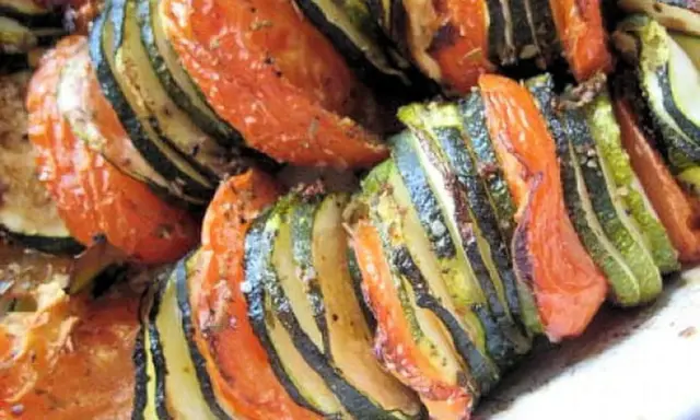 Un délicieux tian de légumes, avec des rondelles de courgettes et de tomates cuites à la perfection.