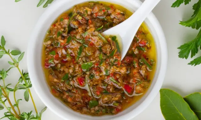 Sauce chien, une préparation vibrante aux herbes fraîches et piments, prête à relever vos plats.