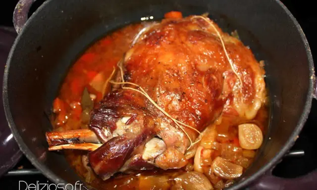 Gigot ou épaule d'agneau de 7 heures, doré et mijotant dans sa sauce avec des oignons et des carottes. Un délice !