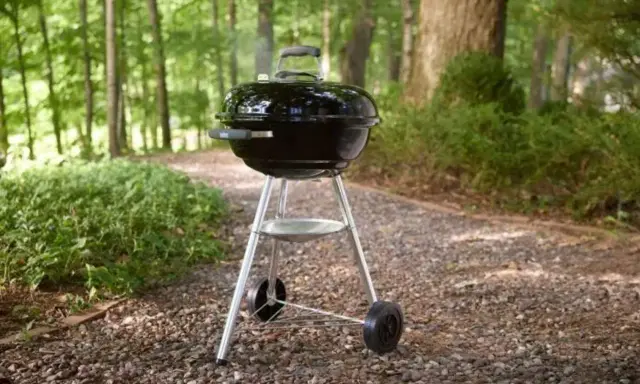 Barbecue Weber noir, prêt pour un repas en plein air. L'origine des bons moments.