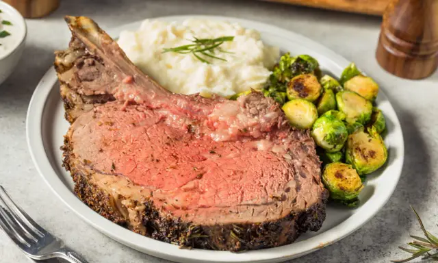 Un généreux morceau de bœuf barbecue, tendre et juteux, servi avec une purée crémeuse et des choux de Bruxelles rôtis. Un délice !