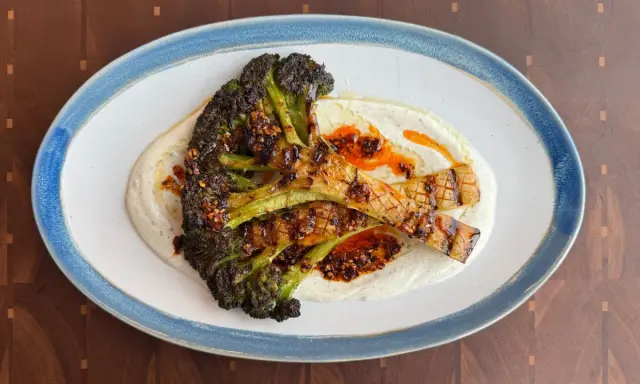 Brocolis grillés, nappés d'une sauce crémeuse et d'une touche épicée. Une recette brocolis qui éveille les papilles.