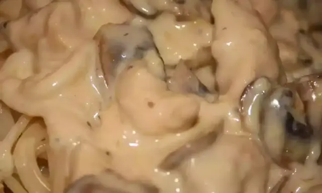 Spaghetti crémeux avec des morceaux de poulet et des champignons, le tout nappé d'une onctueuse sauce béchamel. Un plat réconfortant.