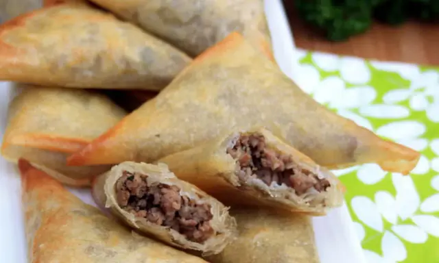 Pile de samoussas au bœuf dorés et croustillants, un délice à savourer.
