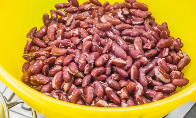 Gros plan sur des haricots rouges dans un bol jaune, prêts pour une délicieuse recette haricot rouge.
