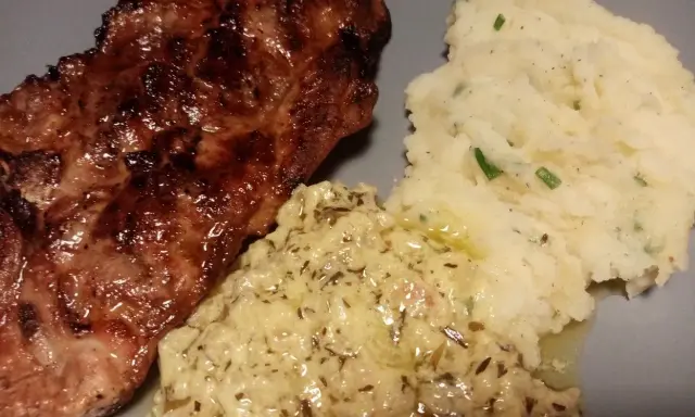 Steak grillé servi avec purée de pommes de terre et une onctueuse sauce à l'estragon pour viande.