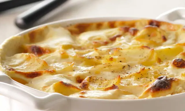 Un gratin dauphinois crémeux, parfait accompagnement rôti de boeuf festif. Des pommes de terre dorées et fondantes dans une sauce onctueuse.