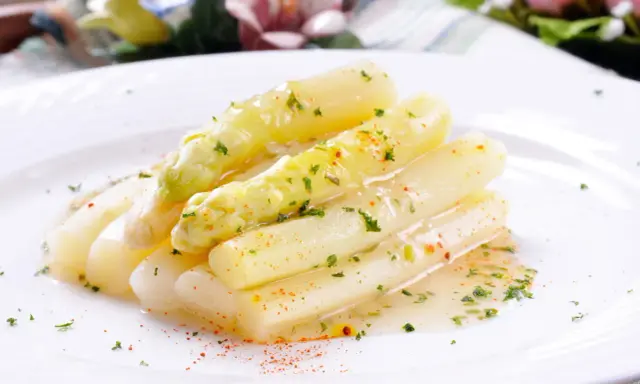 Asperges blanches tendres nappées d'une sauce légère, parsemées d'herbes et d'une touche de paprika. Un délice de mousseline asperge.