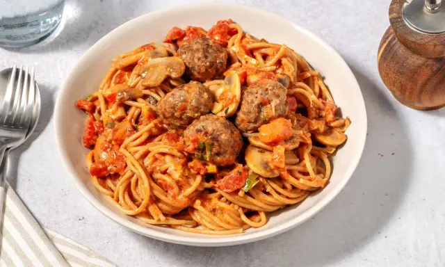Spaghetti avec boulettes de viande et champignons, nappés d'une sauce tomate savoureuse. Quelle viande avec sauce tomate !