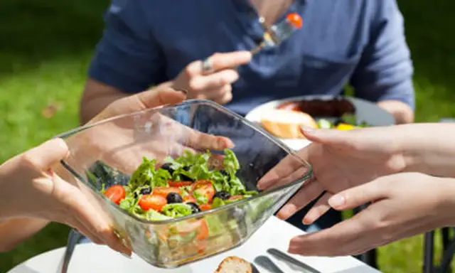 Salade fraîche, un accompagnement barbecue parfait, servie dans un plat en verre.