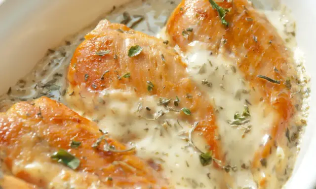 Trois morceaux de poulet au four dorés, nappés d'une sauce crémeuse et garnie d'herbes. Une sauce d'accompagnement pour poulet au four parfaite.