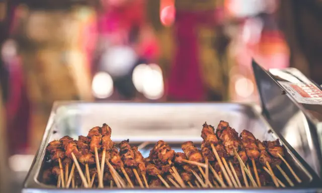 Brochettes de poulet grillé, parfaites pour un barbecue pour 20 personnes.